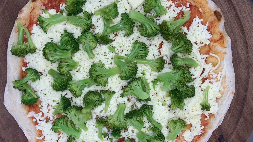 Pizza brócolis vegana