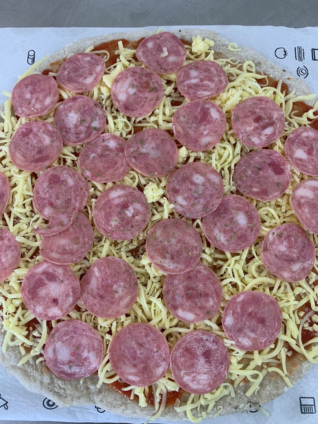Pizza de calabresa com massa sem glúten, antes do forno