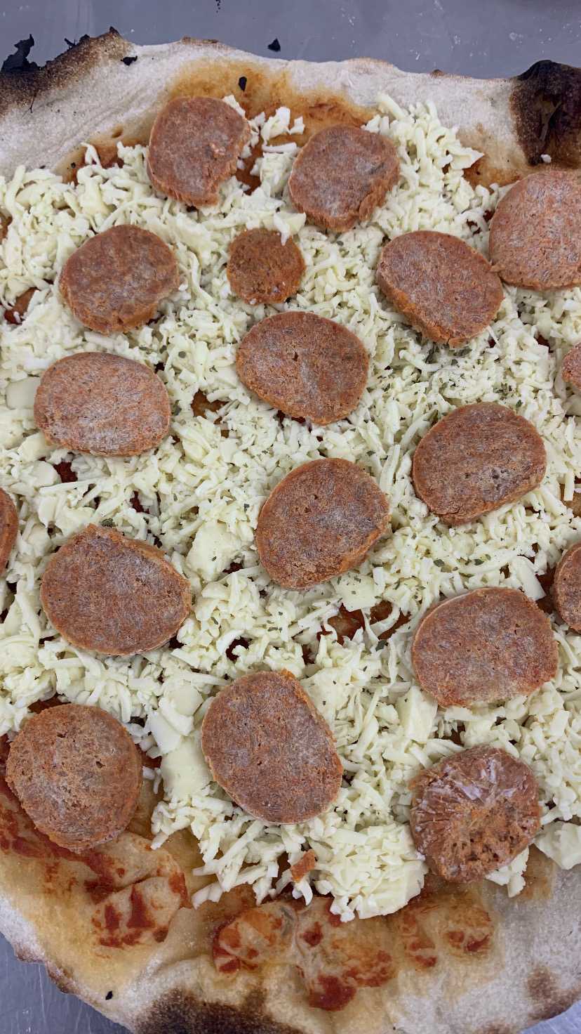 Pizza calabresa vegana