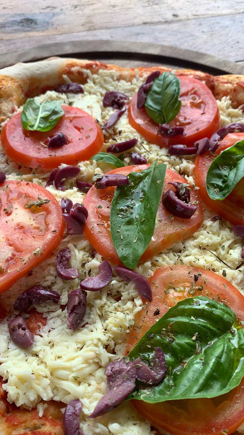 Pizza caprese vegana