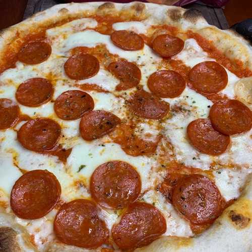 Pizza pepperoni artesanal
